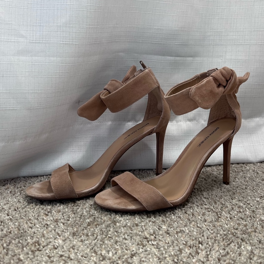 Banana Republic heeled sandals size 7.5